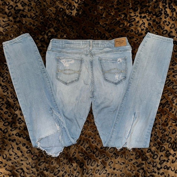 Abercrombie & Fitch Distressed Skinny Jeans
Size: Women’s 4R / W27 L31 - Picture 2 of 5